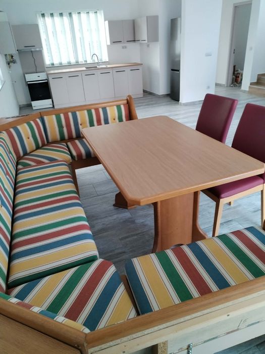 Vand coltar ,masa și doua scaune