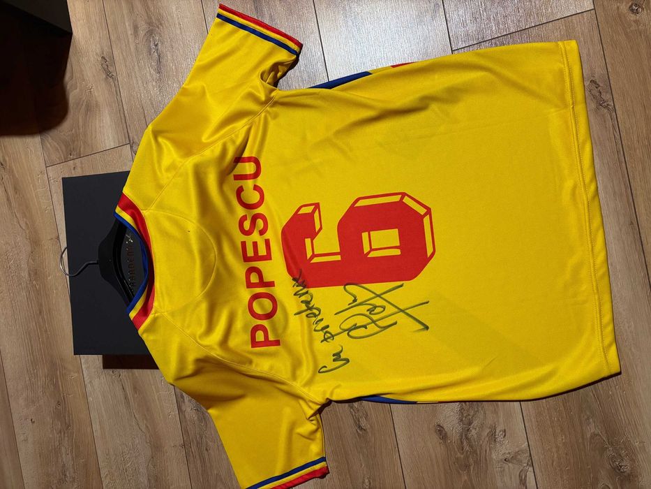 Set colecție Generația de Aur: tricou cu autograf Giga Popescu + fular