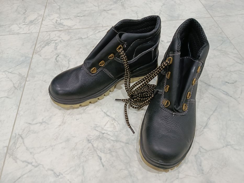 Строительные ботинки.