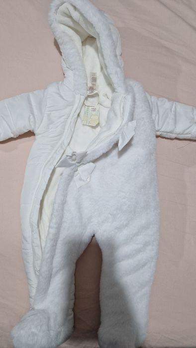 Vând combinezon bebeluși