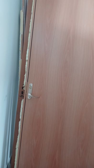 Продам входную дверь с косяком