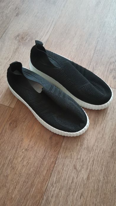 Кроссовки женские