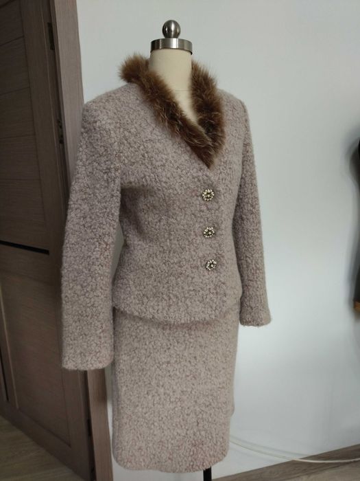 Продам женский костюм