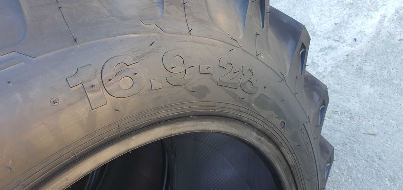 16.9-28 cauciucuri noi de la OZKA pentru tractoare grele agricole XYT1