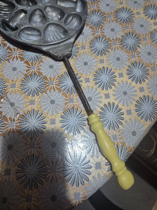 Преса за орехчета от едно време