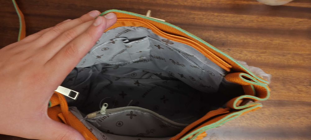 Сумка оранжего цвета