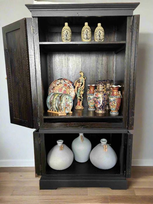 Винтидж колониален шкаф