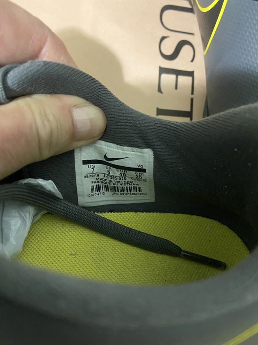 Adidasi fotbal sala, Nike