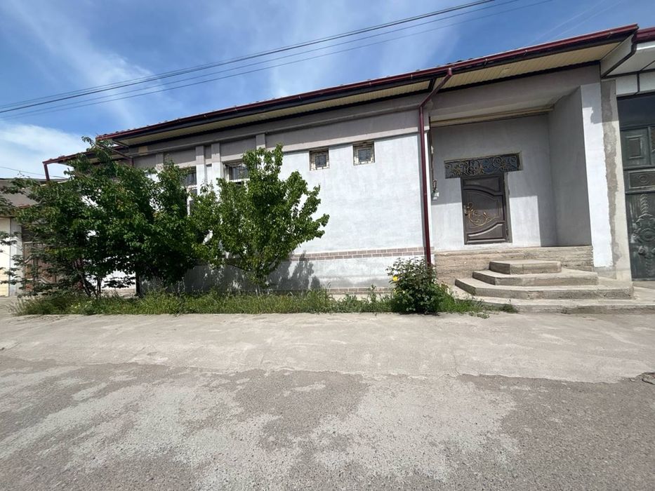 Uy sotildi 6 sotix 8 xona tinch sokin joyla pul zarurligi uchun