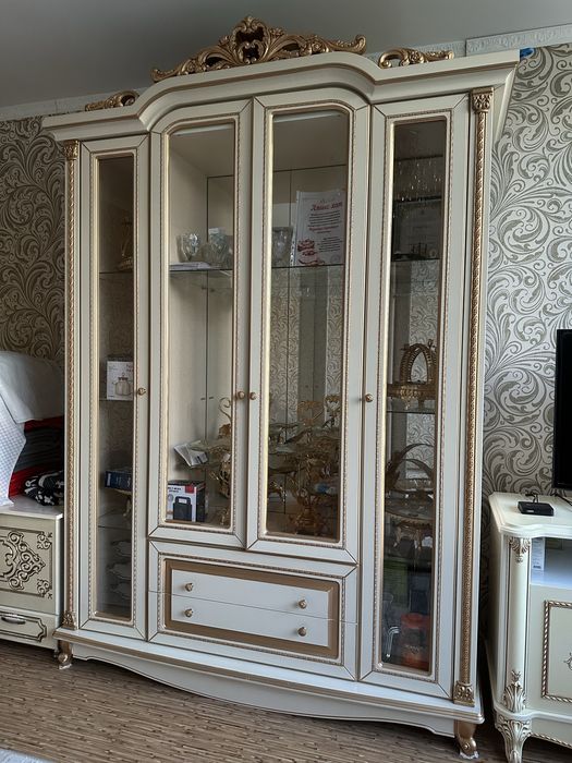 Сервант в хорошом состояние