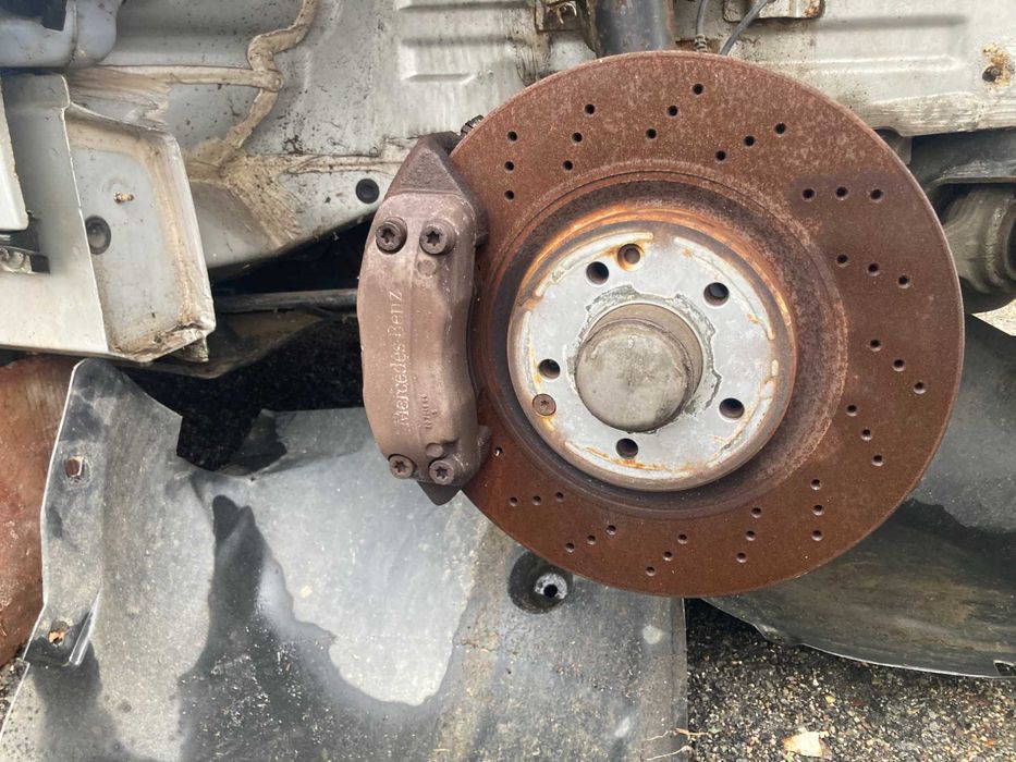 Спирачки апарати 4бутални 330мм надупчени дискове мерцедес слк350