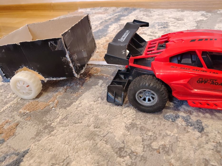 Mașină cu telecomandă în stare perfectă. Este nouă am făcut doar  un videoclip mașinuța este de off road și are baterie reîncărcabilă ofer încărcător