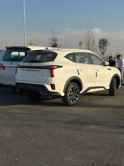 jac js8 krasover nalichida tayyor