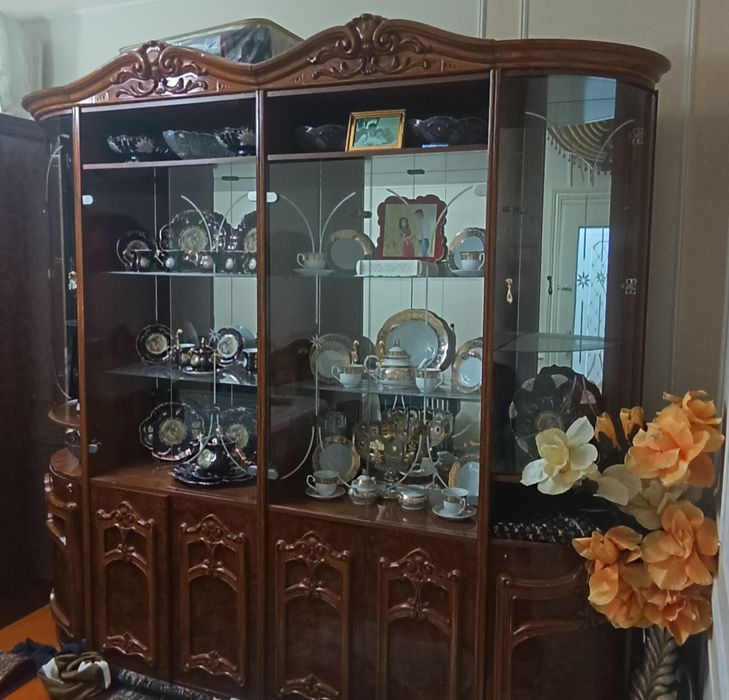 Shkaf va servant sotiladi