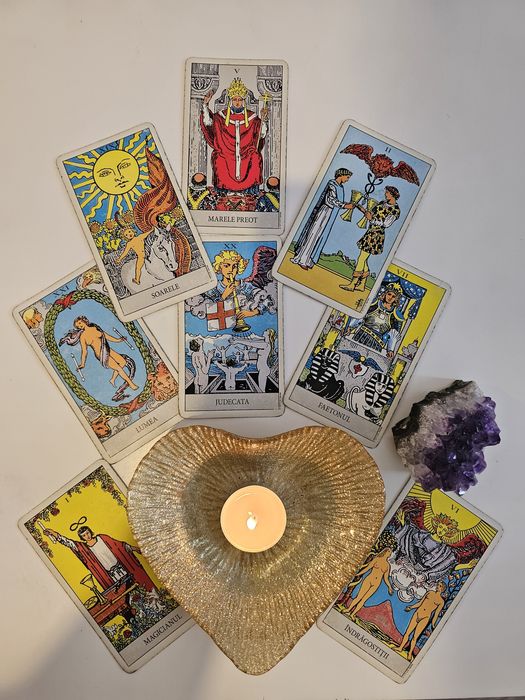 Ofer consultatii  de tarot online.