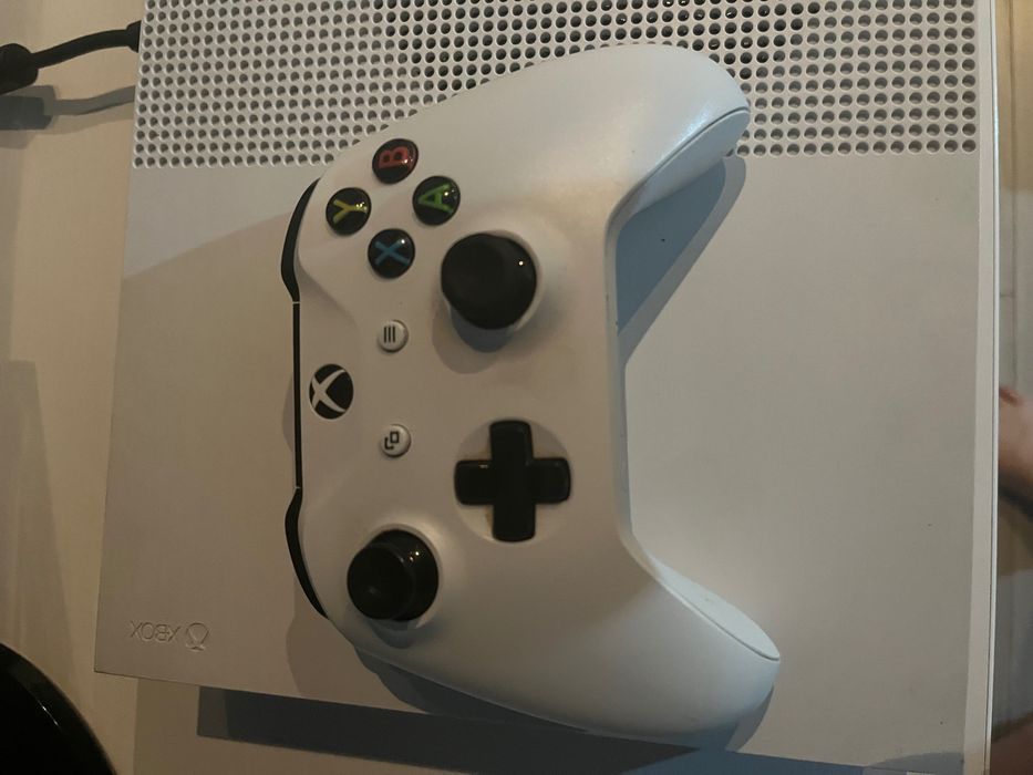 XBOX ONE S stare impecabilă + Forza Horizon 4 joc exclusiv + Monitor Samsung + 2 manete