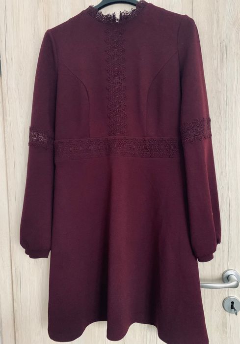 Rochie burgundy cu imprimeu brodat