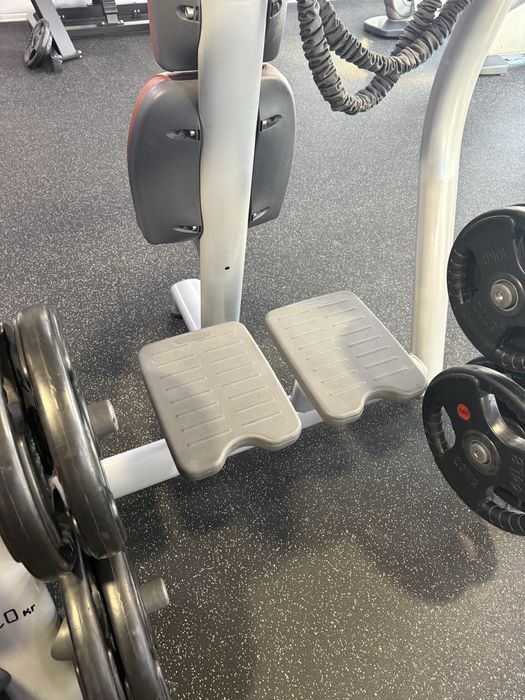 Стойка за дискове и раменна преса.