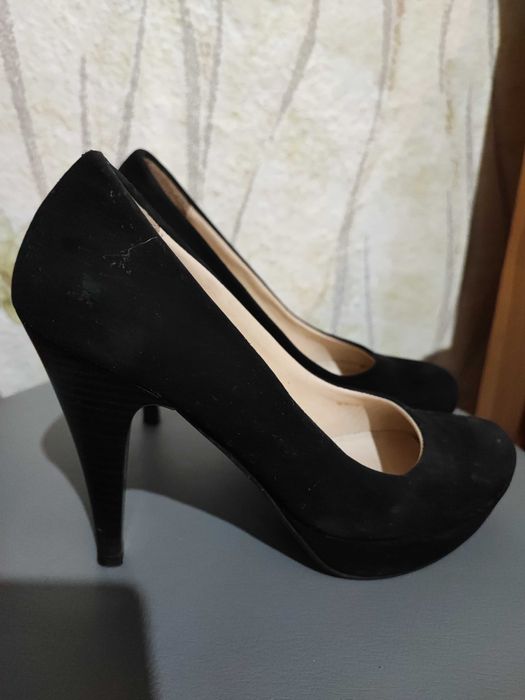 Велурени обувки на ток