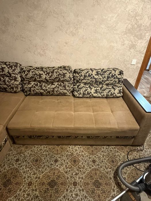 Диван угловой продается