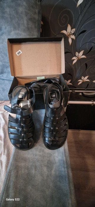 Vând sandale piele negre marime 38,noi cu eticheta, pentru damă