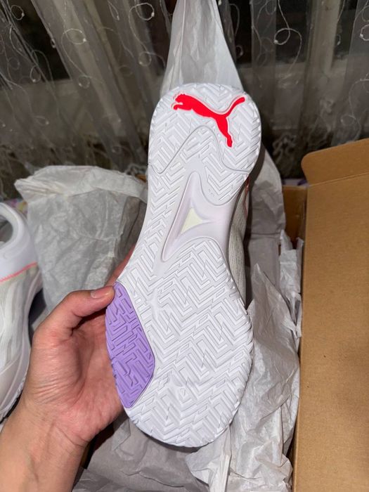 Женские кроссовки