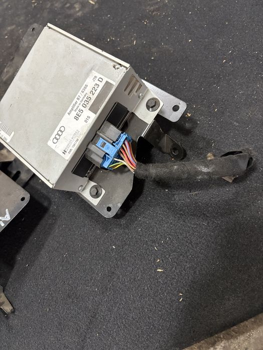 Audi A4 B7 Усилвател