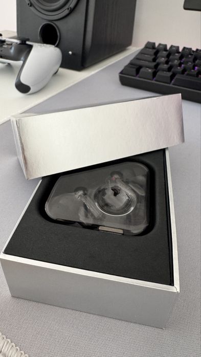 Vând caşti nothing ear 1(casca dreapta se aude mai încet)