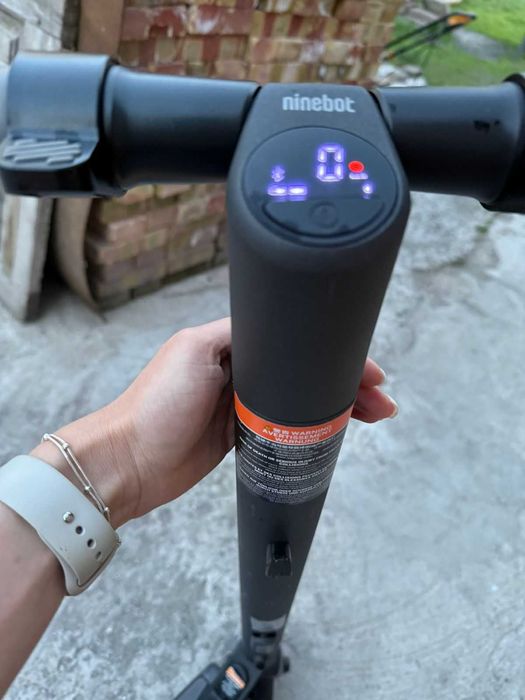 Продам самокат Ninebot Kickscooter ES2