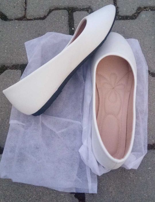 Дамски нови бели балеринки