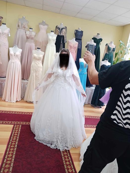 Сватбена рокля с воал