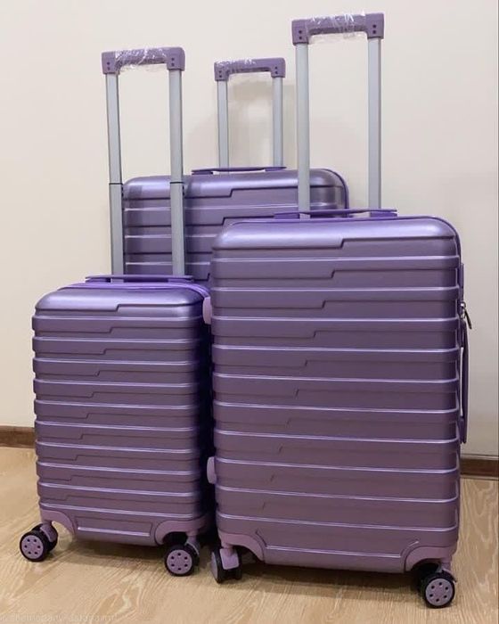 Средний пластиковый чемодан