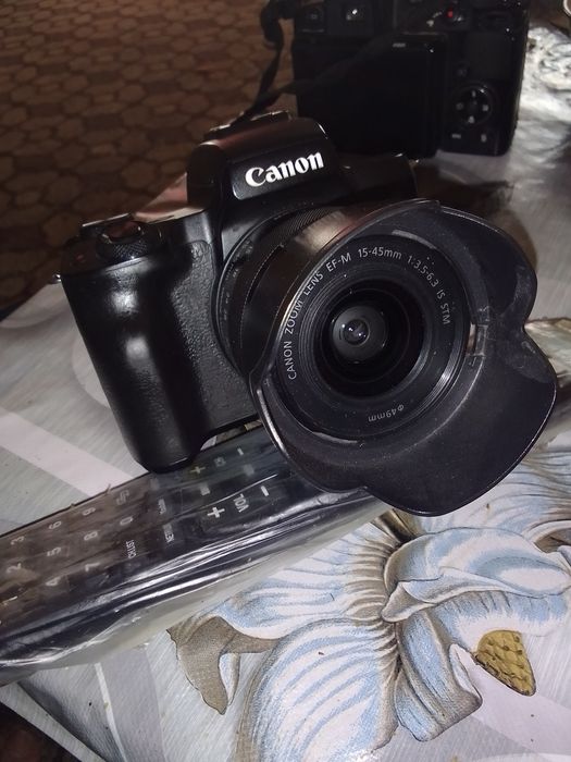 Сифравой видеокамера санон EOS M50