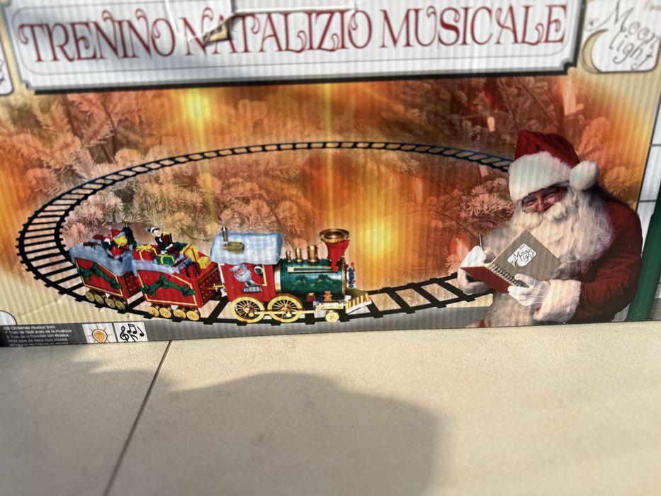 Музикално коледно влакче с релси под елхата
