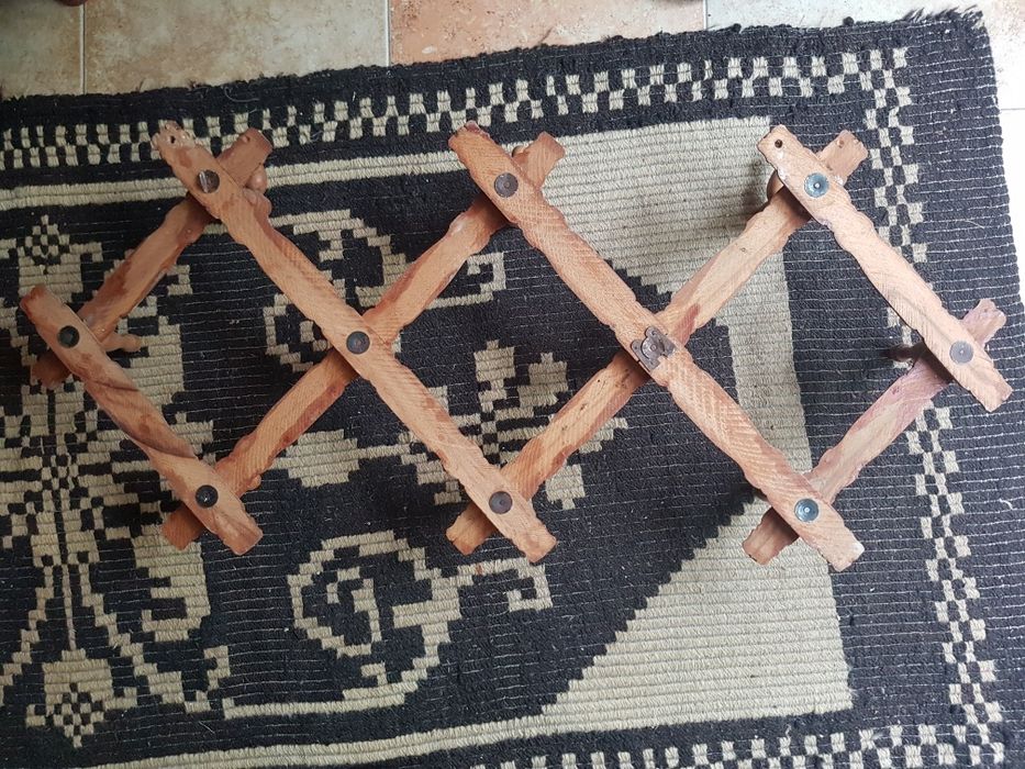 Продава се дървена закачалка