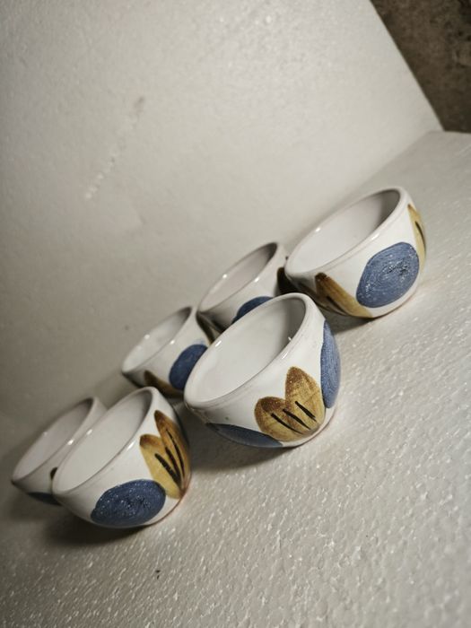 Сосиери, чашки за кафе и стъклени чинии за мезета, салати или ядки