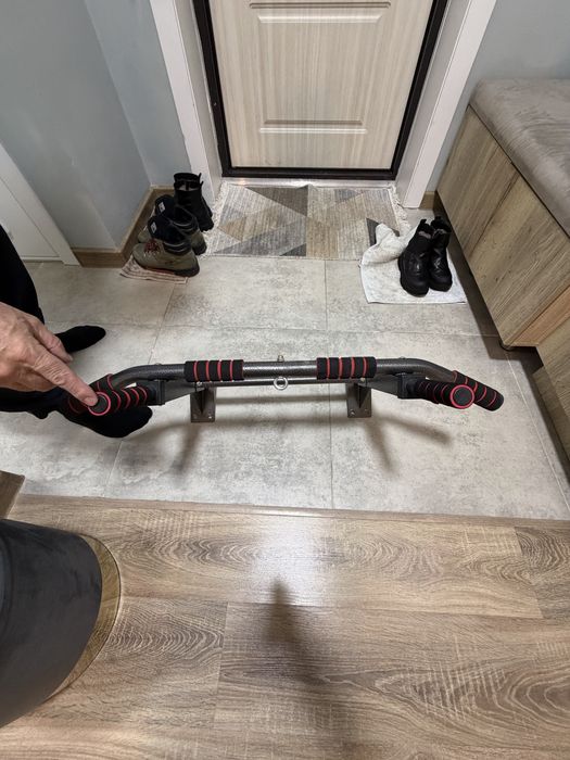 Продается турник настенный