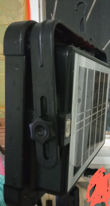 Күн сәулесі мен қуаттанатын фонар