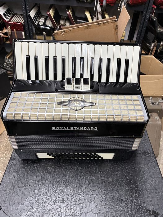 Acordeon RoyalStandard cu 60 de basi