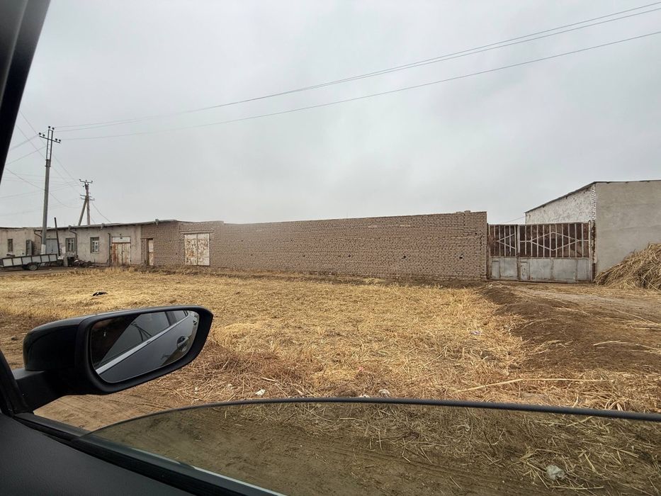 SharSharadan 1 km uzoqlikda Shovot  yo'lida joylashgan noturar bi