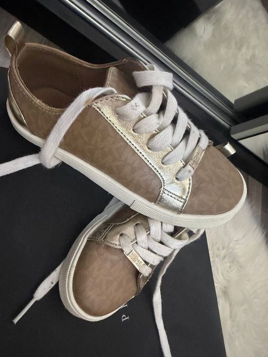 Vand sandale si adidadi de copii originale !