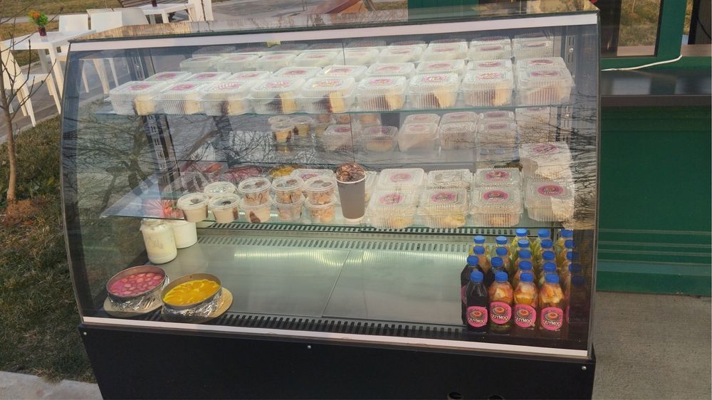 Витрина холодильник ,