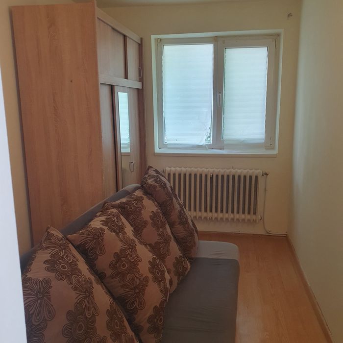 Apartament cu 3 camere + boxa la subsol de vânzare