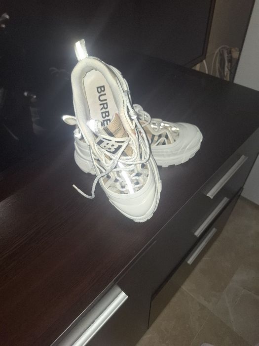 Adidași Buberry folosiți dar în stare foarte bună