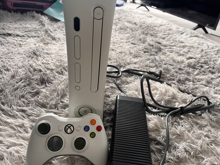 Конзола XBox 360 + оригинално зарядно + джойстик