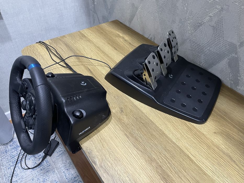Игровой руль с педалями Logitech G923