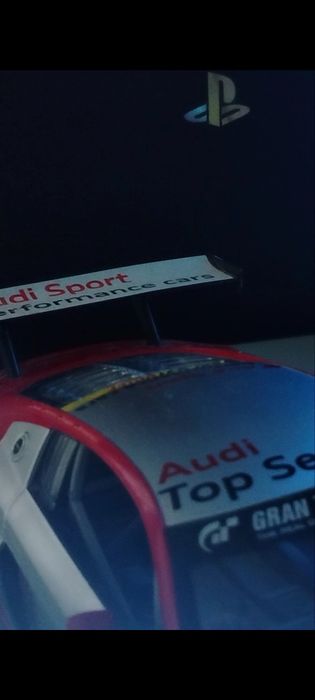 Чисто нова колекционерска количка audi r8 има страхотни детайли