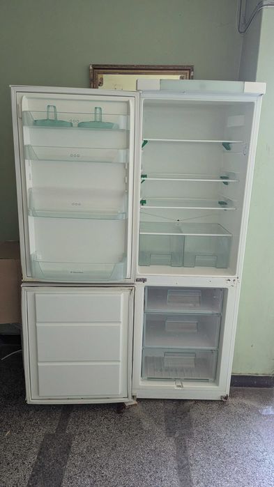 Продавам хладилник с фризер Електролукс
