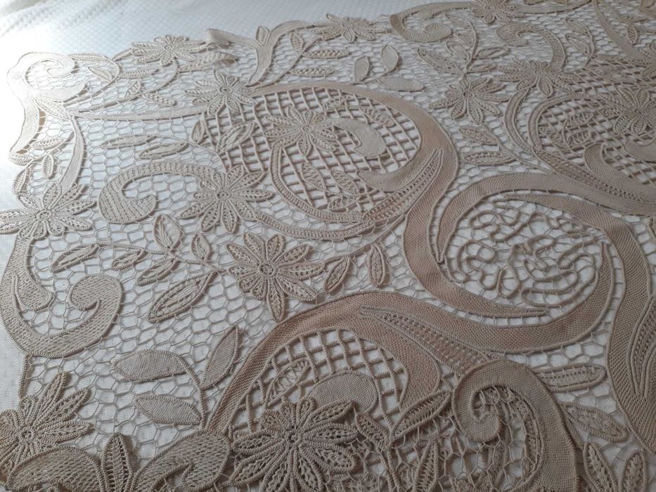 Fata de masa din macrame