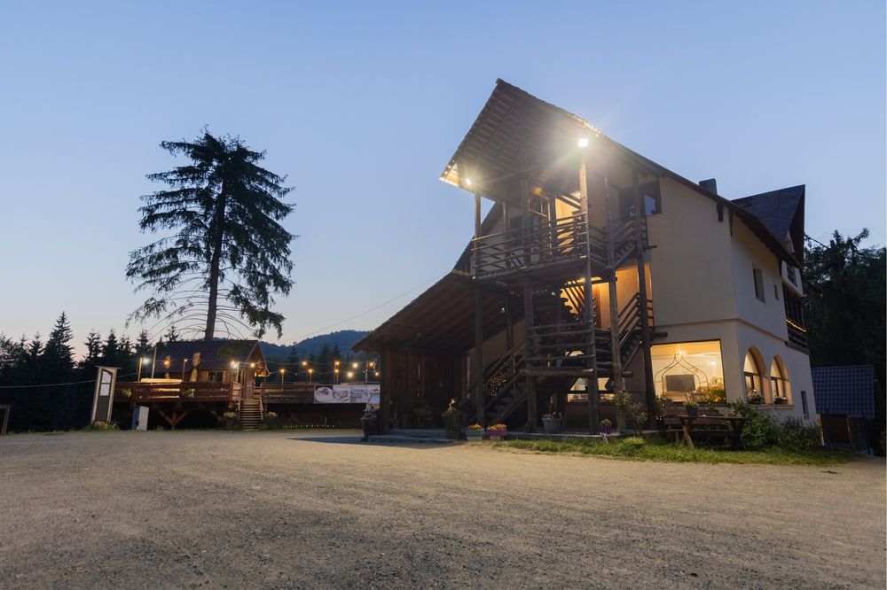 Cabana Cezar ,Maramures, la munte cu ciubar si peisaj de vis